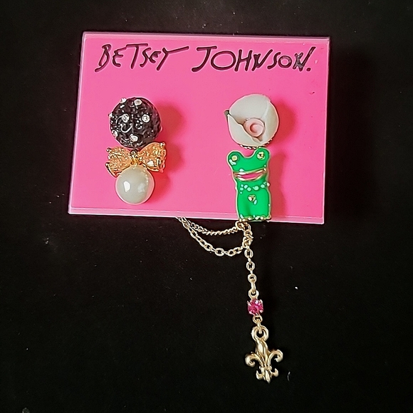 New Vintage! BETSEY JOHNSON Walk In The Park Mismatched Frog Rose Stud Earrings. - Picture 1 of 6